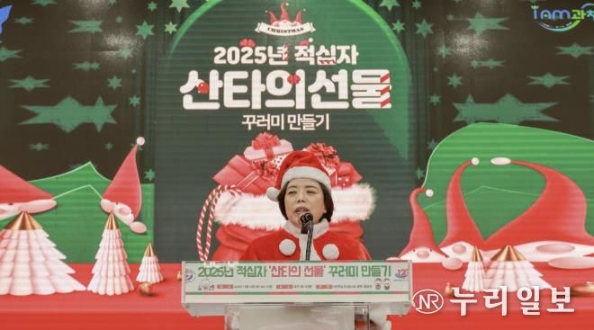 타의 선물 꾸러미 전달식에서 신계용 과천시장이 인사말을 하고 있다