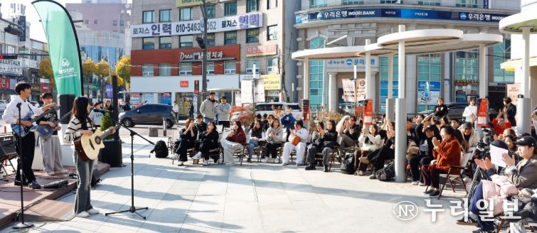 이천시 분수대오거리서 ‘수험생 응원 버스킹’ 열려
