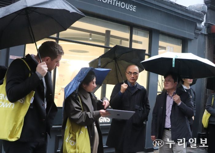 김병수 시장이 런던의 대표적 문화예술거리인 소호거리를 찾아 도시재생 성공 비결과 특징을 살피고 있다.