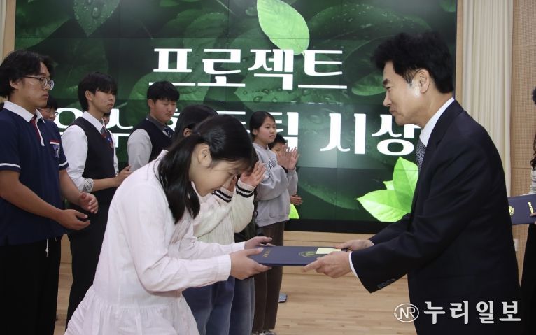 김대중 전남교육감이 ‘공생의 길(물길·숲길) 프로젝트’ 우수동아리 시상을 하고 있다.