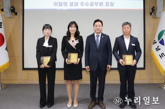 우수공무원시상-왼쪽부터노지선주무관,이영미주무관,김동환사무관