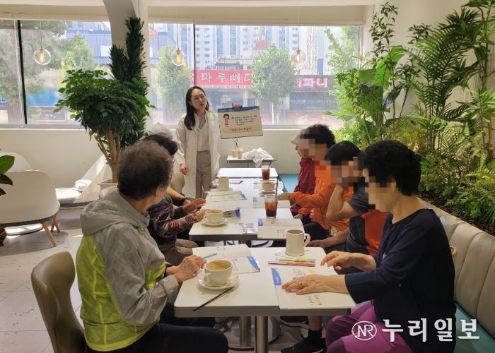 지난 9월 26일 정도너츠 광명점에서 왕내과 당뇨병 교육이 진행되고 있다.