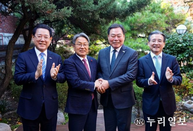 강기정 광주광역시장이 19일 서울 용산의 한 음식점에서 대통령실 주관 ‘대통령실-지자체 4자 사전협의’에 참석, 광주 민간·군공항 통합이전 추진에 대한 공감대를 이루며 기념촬영을 하고 있다. 사진 왼쪽부터 김영록 전남지사, 강기정 광주시장, 김산 무안군수, 김용범 대통령실 정책실장. /광주광역시 제공