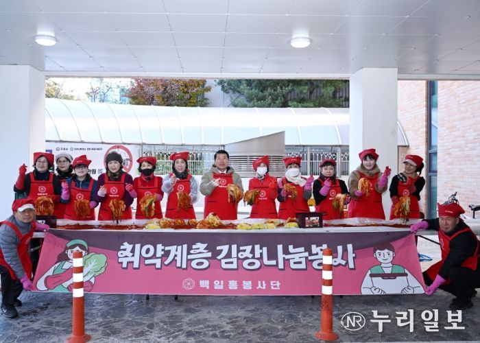 추운 날씨에도 백일홍봉사단 단원들이 인창동 행정복지센터에서 김장하고 있다.