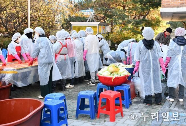 수원시 영통구 원천동 새마을부녀회, '2025 어려운 이웃 김장 담가주기'로 따뜻한 정 나눠