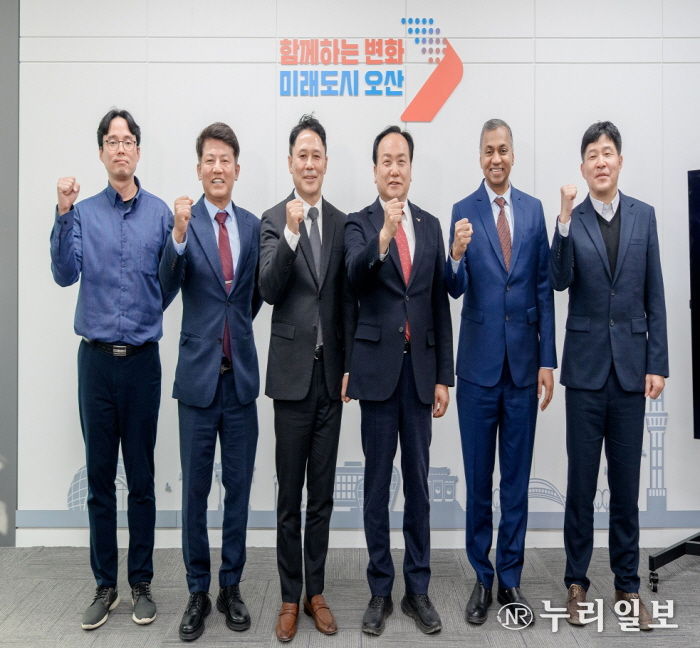 (왼쪽 두 번째부터) 박광선 어플라이드 머티어리얼즈 코리아 대표, 이권재 오산시장, 사티시 쿠푸라오 어플라이드 머티어리얼즈 반도체 운영 총괄 부사장 등이 어플라이드 컬래버레이션 센터 코리아 부지에서 현장점검 후 기념촬영을 하고 있다.