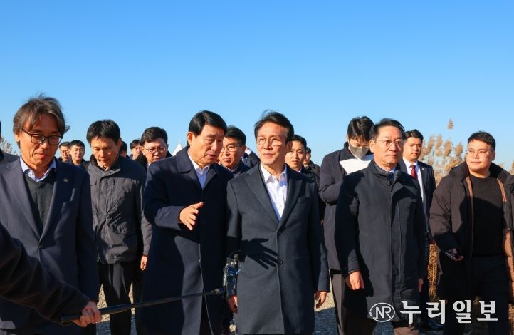김민석 국무총리가 21일 인천 서구 수도권매립지를 방문, 3-1매립장 위생매립 현황 및 2매립장 상부공간 활용대책에 대해 브리핑을 받으며 점검을 하고 있다.