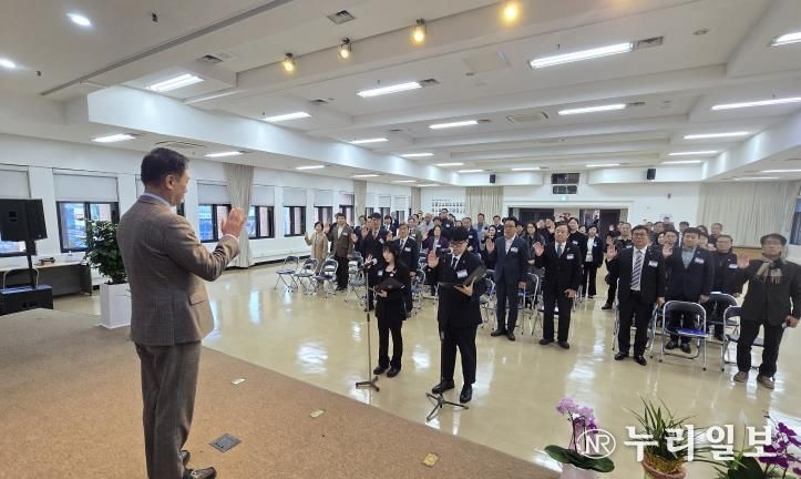 의장인 이재명 대통령을 대신해 자문위원 선서를 받는 정장선 평택시장