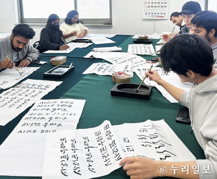 경상국립대학교(GNU) 국제처는 11월 21일 칠암캠퍼스에서 외국인 유학생 30명이 참여한 가운데 ‘한글 캘리그래피(멋글씨) 체험 프로그램’을 진행했다.