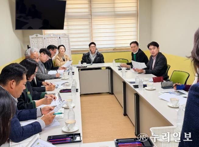 정재욱 경상남도의원, 충무공초 현장 방문… “아이들이 놀 공간, 충분히 확보해야”