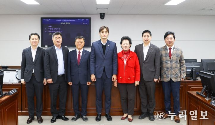 안산시의회가 24일 제300회 제2차 정례회 예산결산특별위원회 구성과 예산결산특별위원회 위원장 및 부위원장 선출을 마쳤다. 사진 왼쪽부터 송바우나 유재수 김재국 위원, 선현우 위원장 이진분 부위원장 최찬규 한갑수 위원의 모습