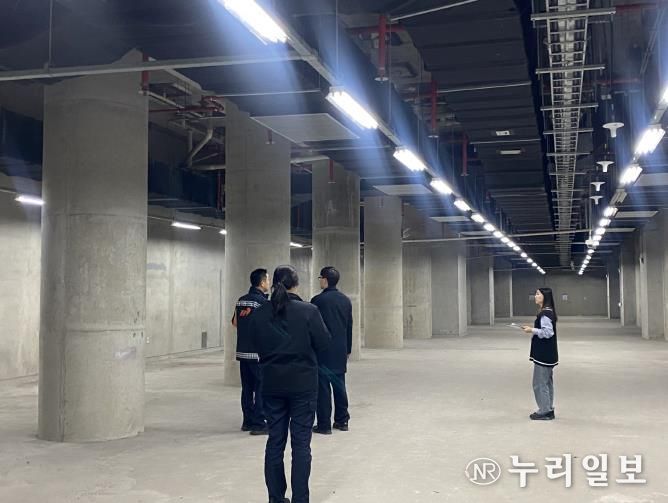 11월 20일 점검반이 수원역 지하 연계 시설물을 점검하고 있다.