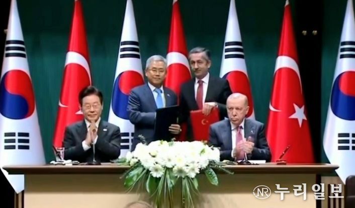 튀르키예 대통령궁에서 양국 정상 임석하에 MOU 체결(왼쪽부터 대한민국 대통령 이재명, 한국전력 사장 김동철, 튀르키예 원자력공사 사장 네자티 야마치, 튀르키예 대통령 에르도안)