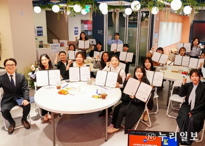 광명시 청춘곳간의 ‘소비자 멘토링 스쿨 1기’ 참여자들이 기념사진을 촬영하고 있다.