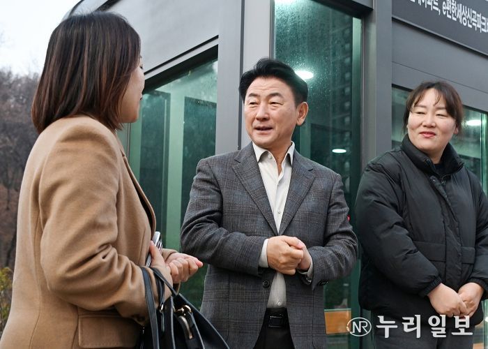 김동근 시장이 11월 26일 신곡동 이편한세상 신곡포레스타뷰아파트 정류소에서 한 시민과 소통하고 있다.