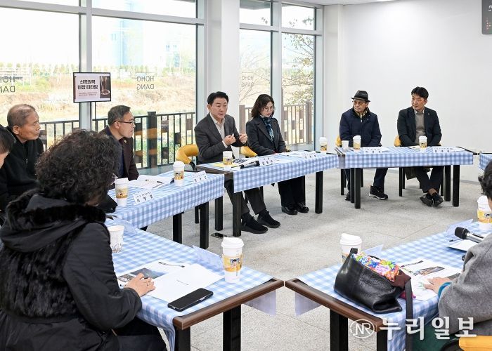 김동근 시장이 11월 26일 호호당 1호점에서 ‘신곡권역 현장 티타임’을 진행하고 있다.