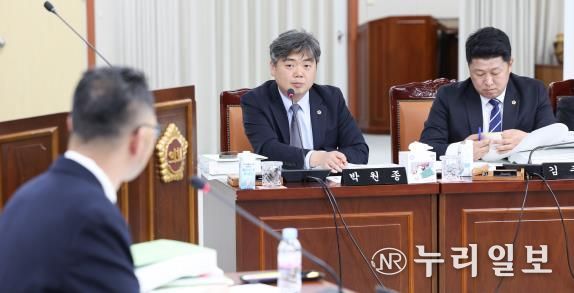 추가경정예산안 심사 중인 박원종 전남도의원