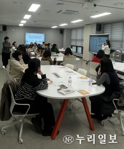 광주시교육청이 27일 교사성장마루에서 진행한 ‘공간 크리에이터에게 배우는 교실 디자인’ 연수에서 교사들이 이정원 대표의 강의를 듣고 있다. / 광주시교육청 제공