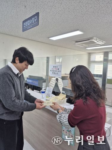 민원담당자가 민원인에게 핫팩 제공
