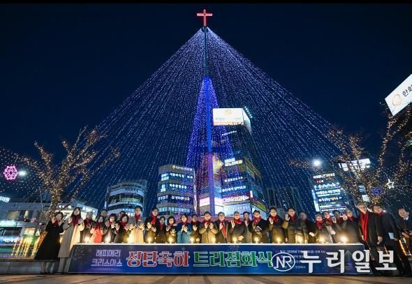 김동근 시장이 11월 28일 의정부역 동부광장에서 열린 성탄트리 점화식에서 참석자들과 기념사진을 찍고 있다.