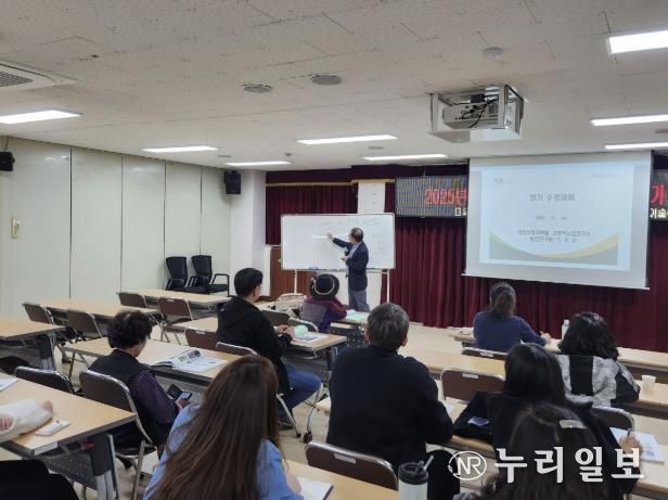 이종남 연구관의 재배기술 교육을 듣고 있다