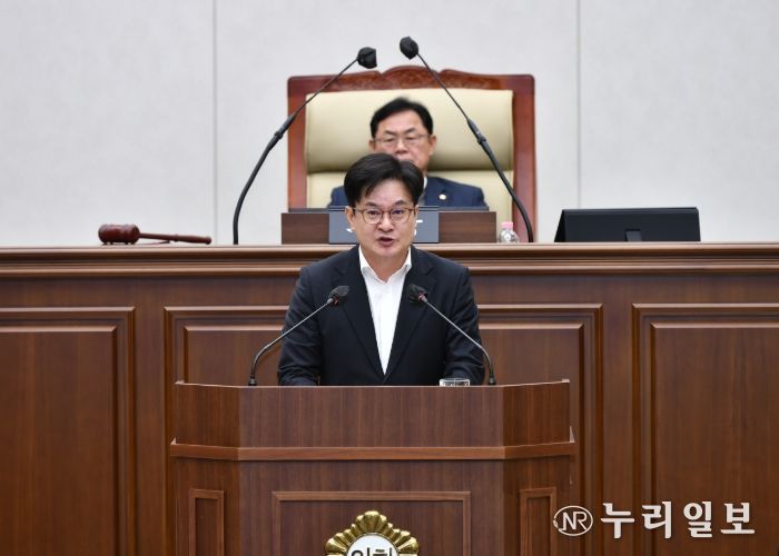 김병수 시장이 1일 김포시의회 제264회 임시회에서 2026년도 시정 및 운용 방향에 대한 시정연설을 하고 있다.