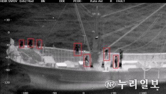 항공 채증영상에 AI를 적용하여 적재 물건, 선원 활동, 선박배치 형태를 분석하여 야간 의심 선박을 분석하는 모습(예시)
<p> </p>
<p>