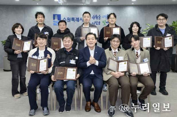 이재준 수원시장과 모범시민 표창을 받은 시민들이 기념촬영을 하고 있다.