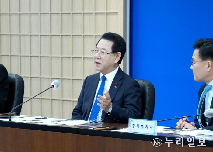 김영록 전라남도지사가 2일 도청 서재필실에서 실국장 정책회의를 주재하고 도정 현안을 논의하고 있다.