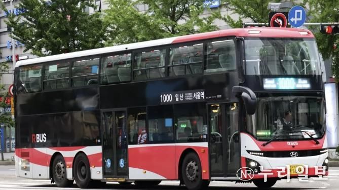 고양시에서 서울시로 운행하는 1000번 직행좌석버스 노선에 투입된 2층 버스