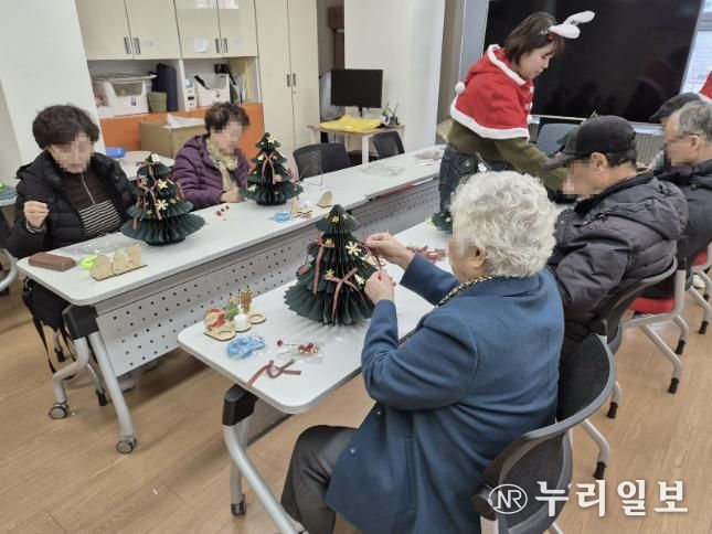 팔달구치매안심센터 프로그램 참여자들이 ‘2025년 치매안심센트 프로그램 참여자 수료식’에서 기념촬영을 하고 있다.