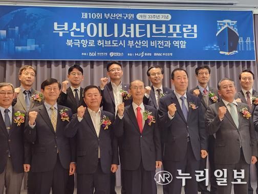 (아랫줄 왼쪽에서 세 번째 이승우의원)