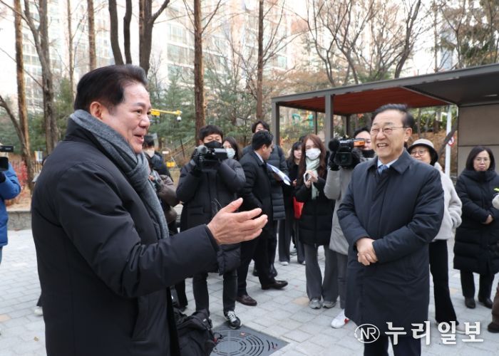 최대호 안양시장(왼쪽)과 김윤덕 국토부장관(오른쪽)이 3일 오전 10시 선도지구를 둘러보며 이야기를 나누고 있다