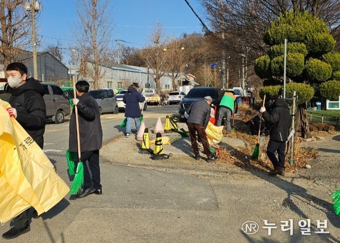 광명시 학온동 행정복지센터는 지난 2일 쾌적하고 깨끗한 마을 환경 조성을 위해 이면도로와 빗물받이 낙엽 청소를 실시했다.