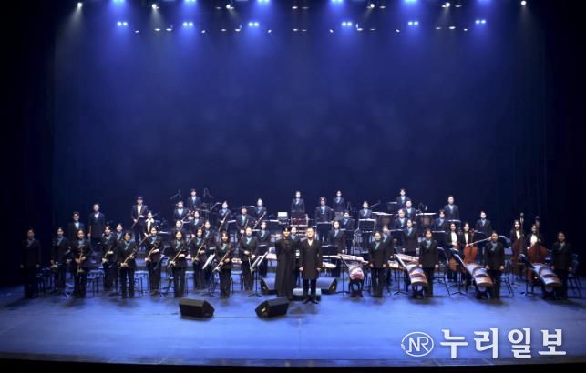 안산시립국악단이 4일 안산문화예술의전당 해돋이극장에서 제69회 정기연주회 '월드 오케스트라 Ⅶ'를 진행하고 있다.