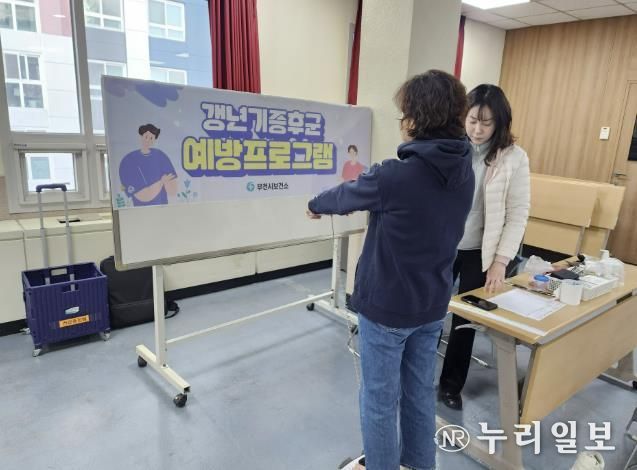 시민이 아.가.시 프로그램을 통해 건강상담에 참여 중이다.