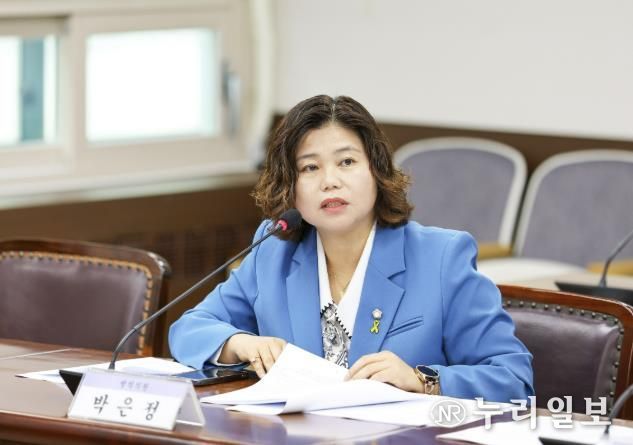 박은정 의원이 지난 11월 25일 제300회 제2차 정례회 기획행정위원회에서 자신이 대표 발의한 ‘안산시 인공지능산업 육성 및 지원 조례안’에 대해 설명하고 있다.