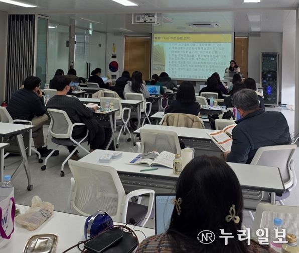 안산교육지원청, '2025 하이러닝 기반 질문·토론·성장이 있는 AI 교실' 직무연수 운영