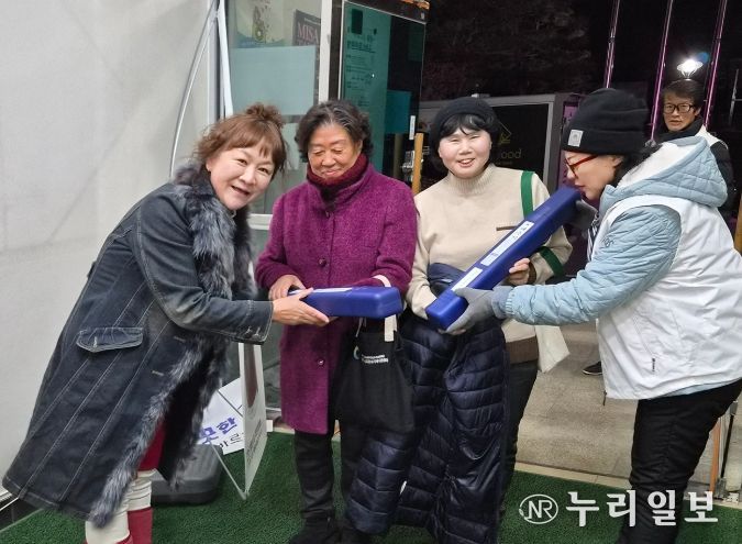 동두천시 생연1동 바르게살기운동위원회, 태극기 나눔 캠페인 전개