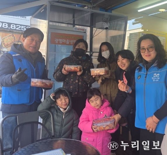 광명시 광명6동 지역사회보장협의체는 지난 5일 관내 꿈나무 어린이집 원아들이 직접 담근 김치를 마을냉장고에 기부하는나눔 행사를 진행했다.