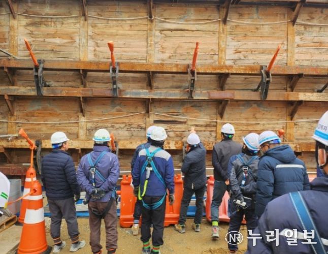 대규모 건축공사현장 안전점검이 진행되고 있는 모습.