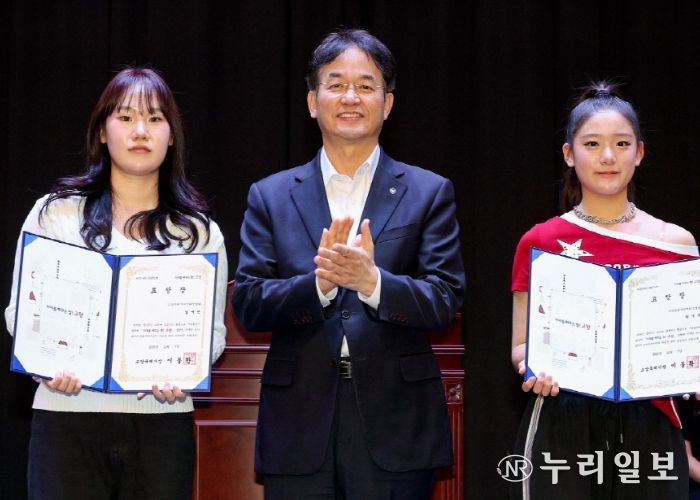 이동환 고양시장과 모범 청소년 치어리더 표창장 수상 기념촬영