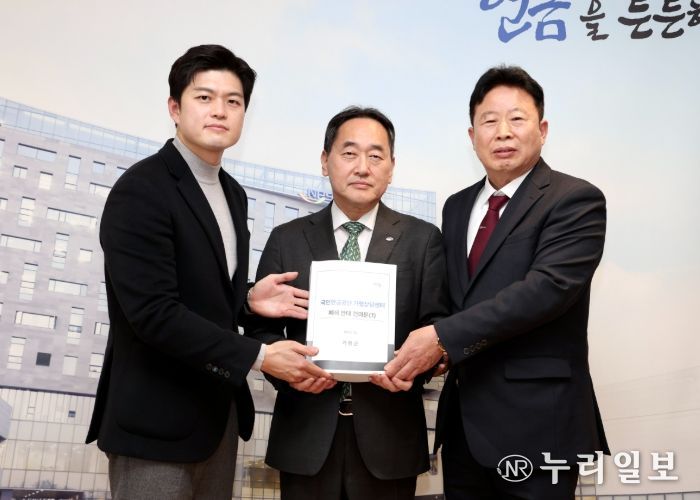 서태원 가평군수(사진 맨 오른쪽)와 김용태 국회의원(사진 맨 왼쪽)이 8일 전북 전주에 위치한 국민연금공단 본사를 방문해 김태현 이사장에게 ‘국민연금공단의 가평상담센터 폐쇄 반대 건의문’을 직접 전달하고 있다.