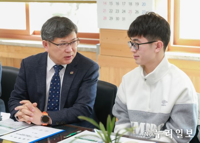 유정기 권한대행, 수능 만점 이하진 학생 격려