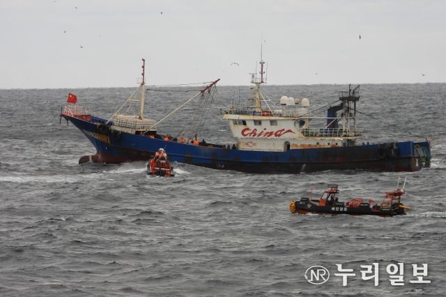 12월 5일 오후 배타적경제수역에서 조업중인 중국어선 대상 검문검색을 위해 해양경찰 고속단정이 다가가는 모습