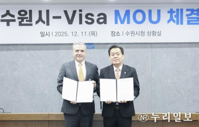 이재준 수원시장(오른쪽)과 패트릭 스토리 비자 코리아 사장이 협약 체결 후 함께하고 있다.