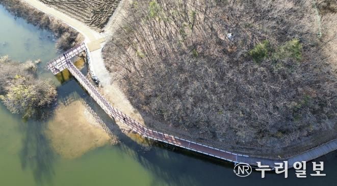 용인특례시가 처인구 이동읍에 있는 이동저수지 둘레길 단절 구간 연결공사를 마무리했다.