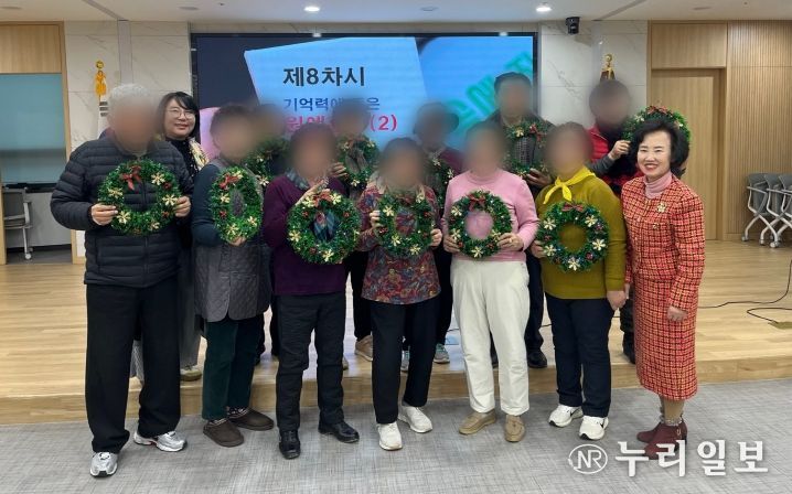 지난 12일 광명농협과 연계해 운영한 인지건강프로그램 '내·오 기억캠퍼스'를 마무리하고 기념사진을 촬영하고 있다.