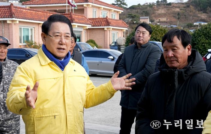 김영록 전라남도지사가 14일 완도군 약산면 득암리에서 완도 미역 양식장 피해 현황 및 건의사항을 청취하고 신속한 피해복구 대책을 당부하고 있다.