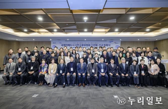 지난 1월 열린 ‘수원시 국제자매도시 시민교류위원회 신년회·신규 위촉식’에서 이재준 수원시장(앞줄 왼쪽 8번째)과 위원들이 함께하고 있다.